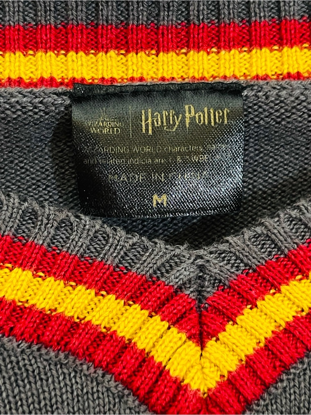 Harry Potter Gryffindor Sweater M Gray Red Gold Hogwarts Halloween * - Picture 7 of 8